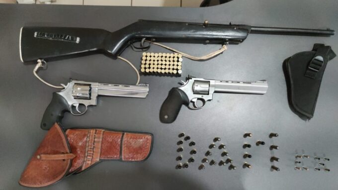 Polícia Civil cumpre mandado de prisão e apreende armamento em residência e fazenda na zona rural de Coxim