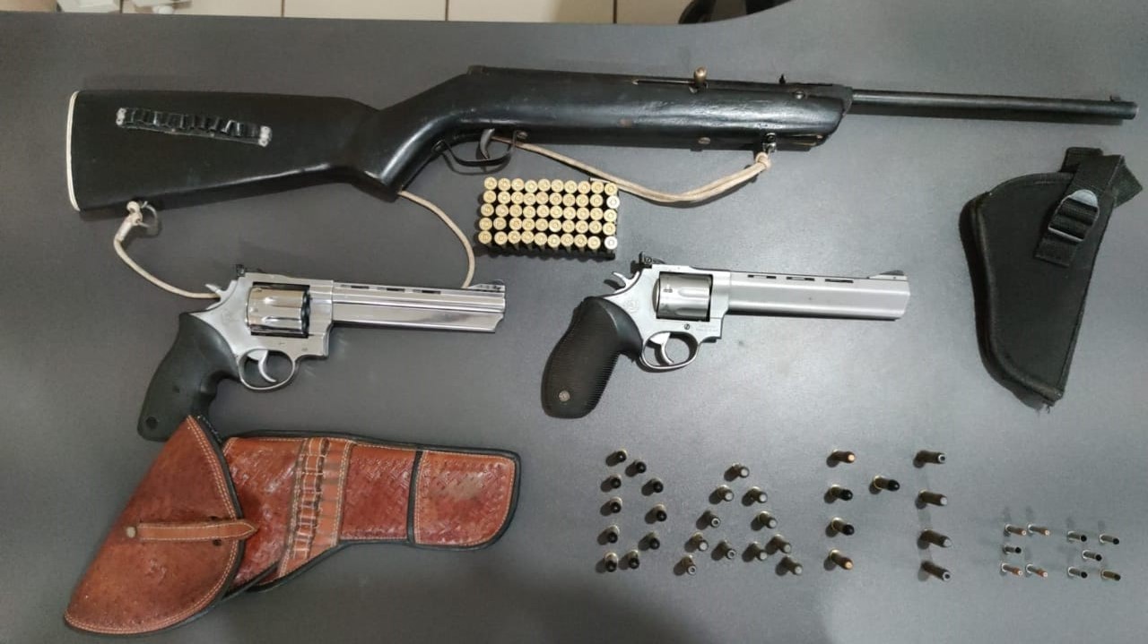 Polícia Civil cumpre mandado de prisão e apreende armamento em residência e fazenda na zona rural de Coxim