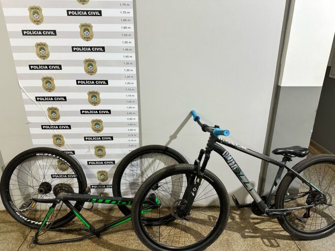 Policiais civis recuperam partes de bicicleta elétrica e comum que tinham sido furtadas por adolescentes em Três Lagoas