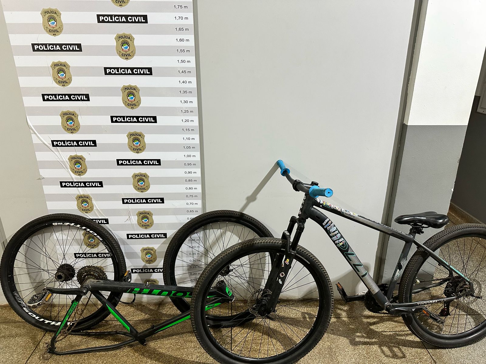 Policiais civis recuperam partes de bicicleta elétrica e comum que tinham sido furtadas por adolescentes em Três Lagoas