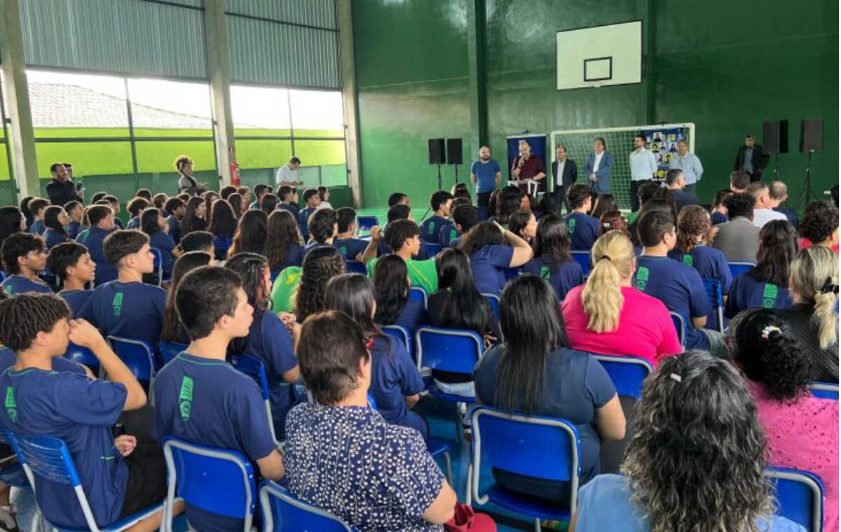 Reforma de escola é entregue à população que se emociona com resultado