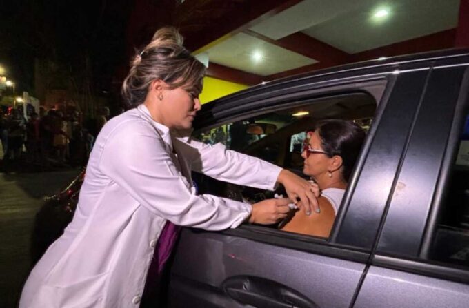 Saúde de MS aplica 360 doses no 1º dia de 'Drive-thru de Vacinação' contra Influenza