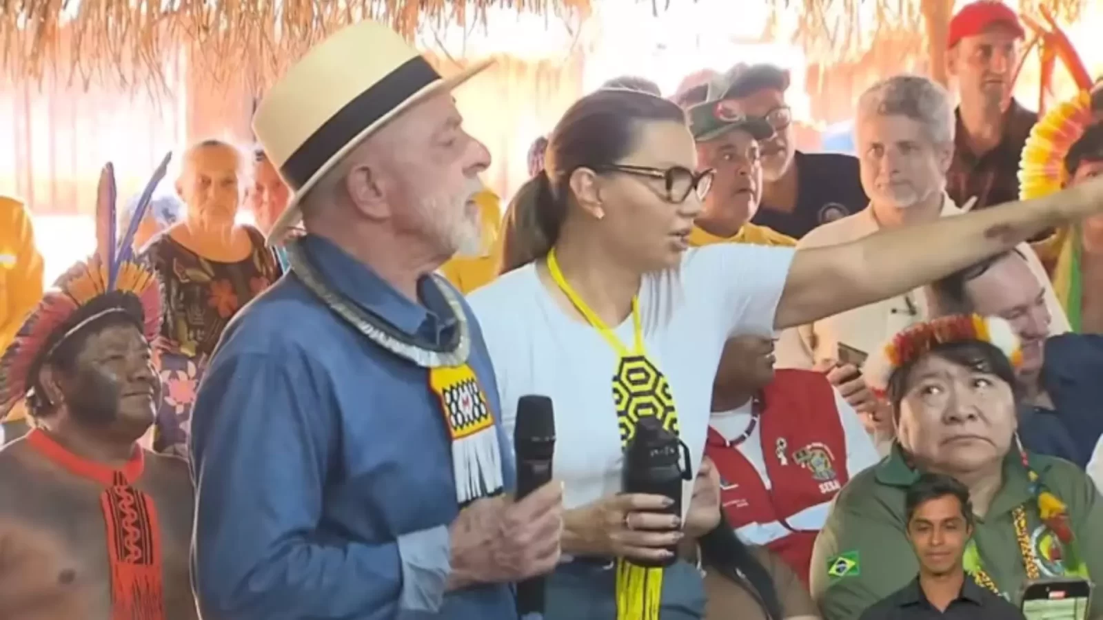 Janja pula na frente de Lula e manda indígenas se calarem em evento com presidente