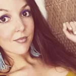 Enfermeira é flagrada pelo marido abusando do enteado no sofá