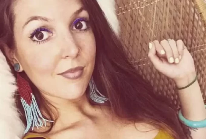 Enfermeira é flagrada pelo marido abusando do enteado no sofá