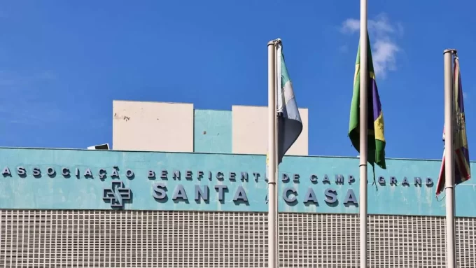 Idoso cai e morre após 16 dias aguardando cirurgia na Santa Casa de Campo Grande