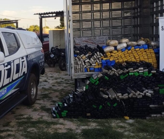 Ação policial apreende 860kg de drogas transportadas em caminhão, em Santa Rita do Pardo