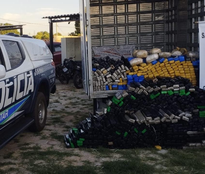Ação policial apreende 860kg de drogas transportadas em caminhão, em Santa Rita do Pardo