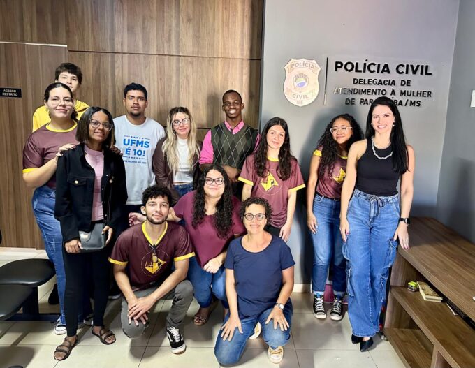 Alunos da UFMS visitam Delegacia de Atendimento à Mulher de Paranaíba em ação do Projeto Enactus