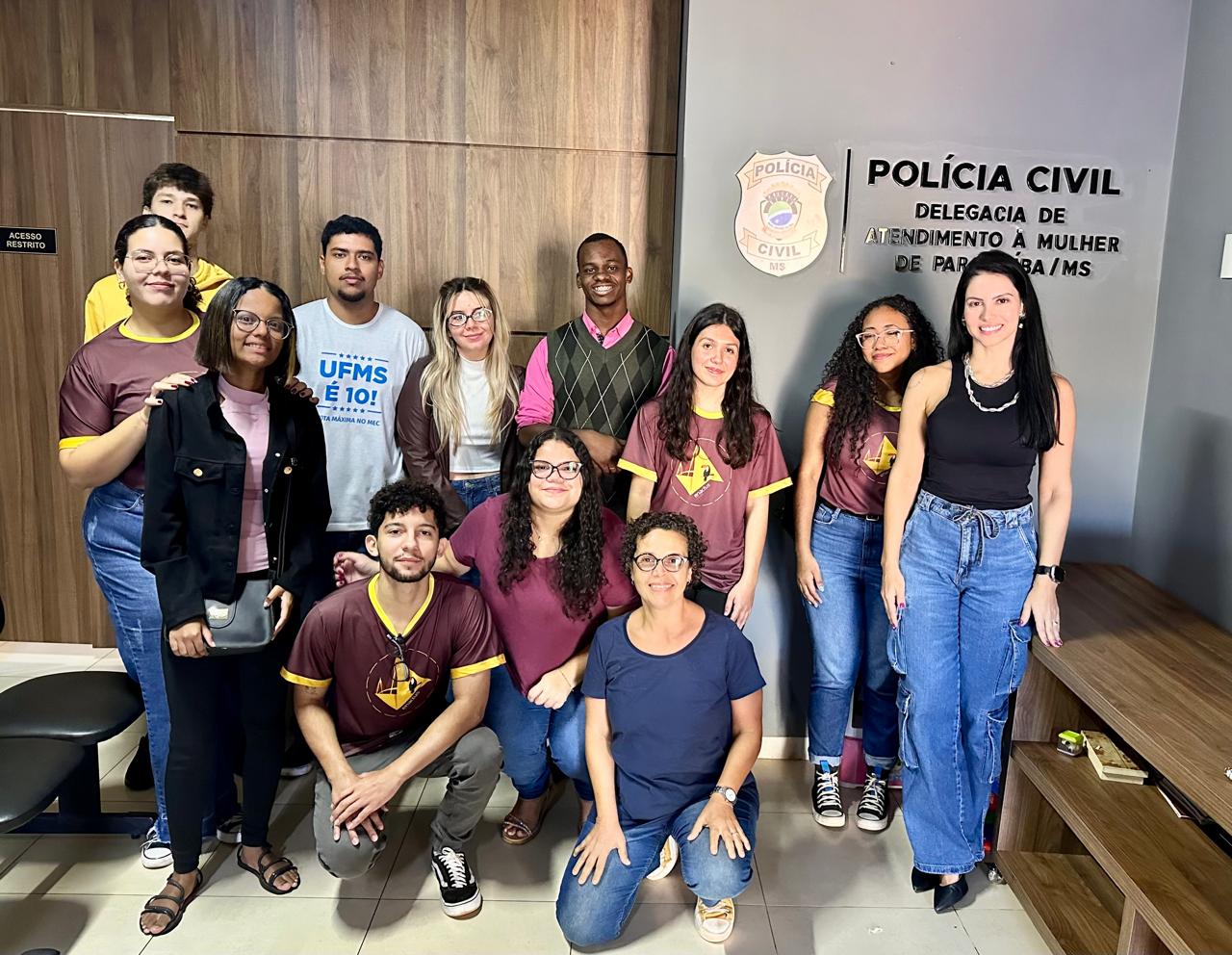 Alunos da UFMS visitam Delegacia de Atendimento à Mulher de Paranaíba em ação do Projeto Enactus