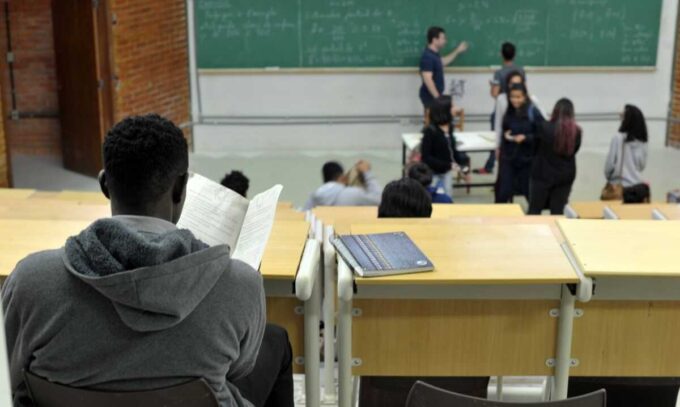 Campanha arrecada doações para bolsas destinadas a estudantes negros