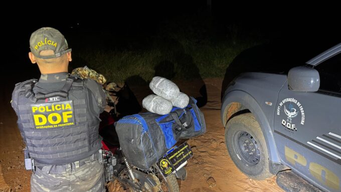 DOF apreende droga que era transportada em moto