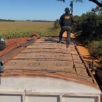 DOF apreende mais de 42 mil pacotes de cigarros contrabandeados em carreta