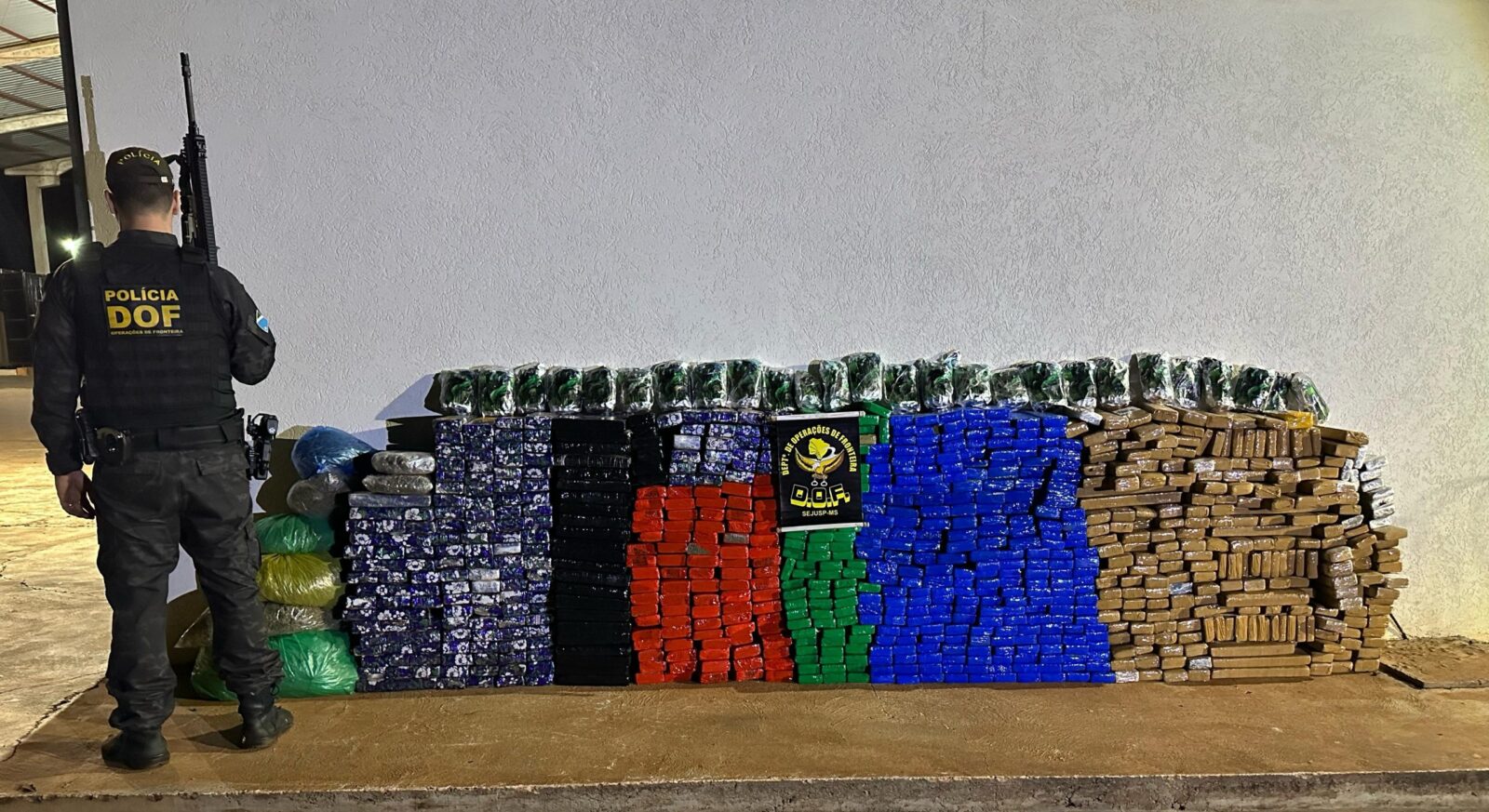 DOF apreende mais de 900 quilos de drogas em veículo colidido em marquise de ponte