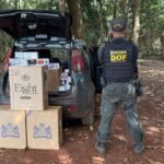DOF apreende veículo carregado de cigarro em meio a mata em Laguna Carapã