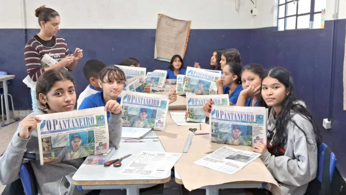 Escola homenageia jornal O Pantaneiro pelos 60 anos analisando notícias com estudantes