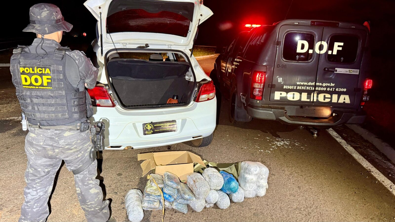 Homem e mulher são presos pelo DOF com drogas em táxi