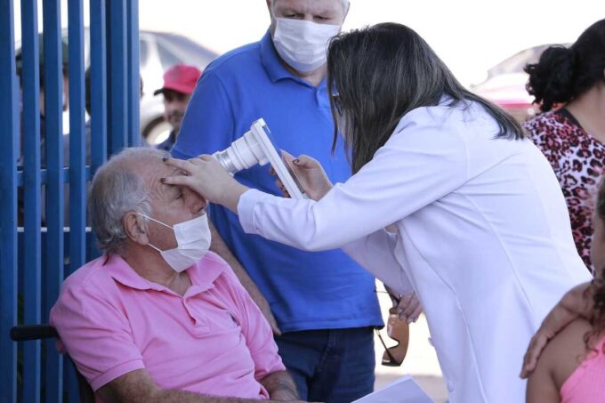 Pacientes passam por atendimento pós-cirúrgico de catarata em Anastácio