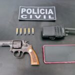 Polícia Civil cumpre mandado de busca e apreensão e prende mulher por posse ilegal de arma de fogo em Santa Rita do Pardo
