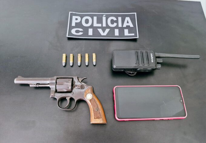 Polícia Civil cumpre mandado de busca e apreensão e prende mulher por posse ilegal de arma de fogo em Santa Rita do Pardo
