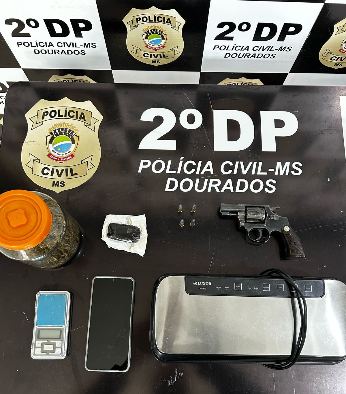Polícia Civil cumpre mandados de prisão e de busca e apreensão na cidade de Ponta Porã durante investigação sobre envio de drogas pelos Correios