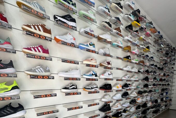 Polícia Civil e Procon realizam ação contra produtos falsificados e apreendem 1.620 pares de tênis em Campo Grande