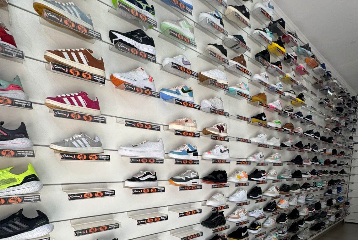 Polícia Civil e Procon realizam ação contra produtos falsificados e apreendem 1.620 pares de tênis em Campo Grande