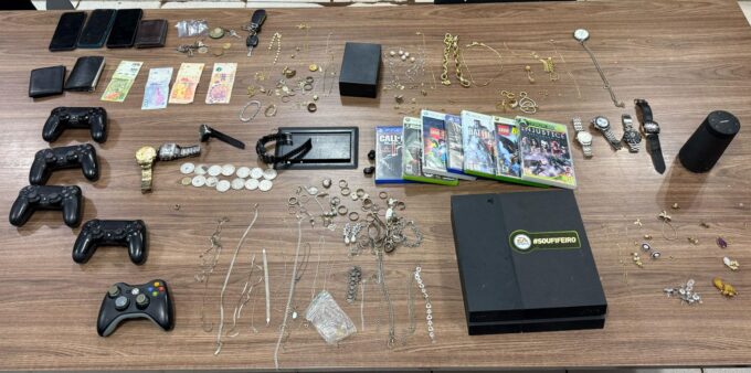 Polícia Civil prende grupo criminoso que utilizava um Gol branco para furtar residências em Campo Grande