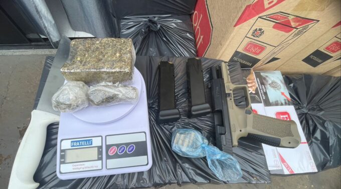 Polícia Civil prende homem por tráfico de drogas, posse de arma de fogo de uso restrito e contrabando