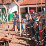 Ex-aluno retorna à escola e inspira estudantes em projeto de horta educativa em Sidrolândia