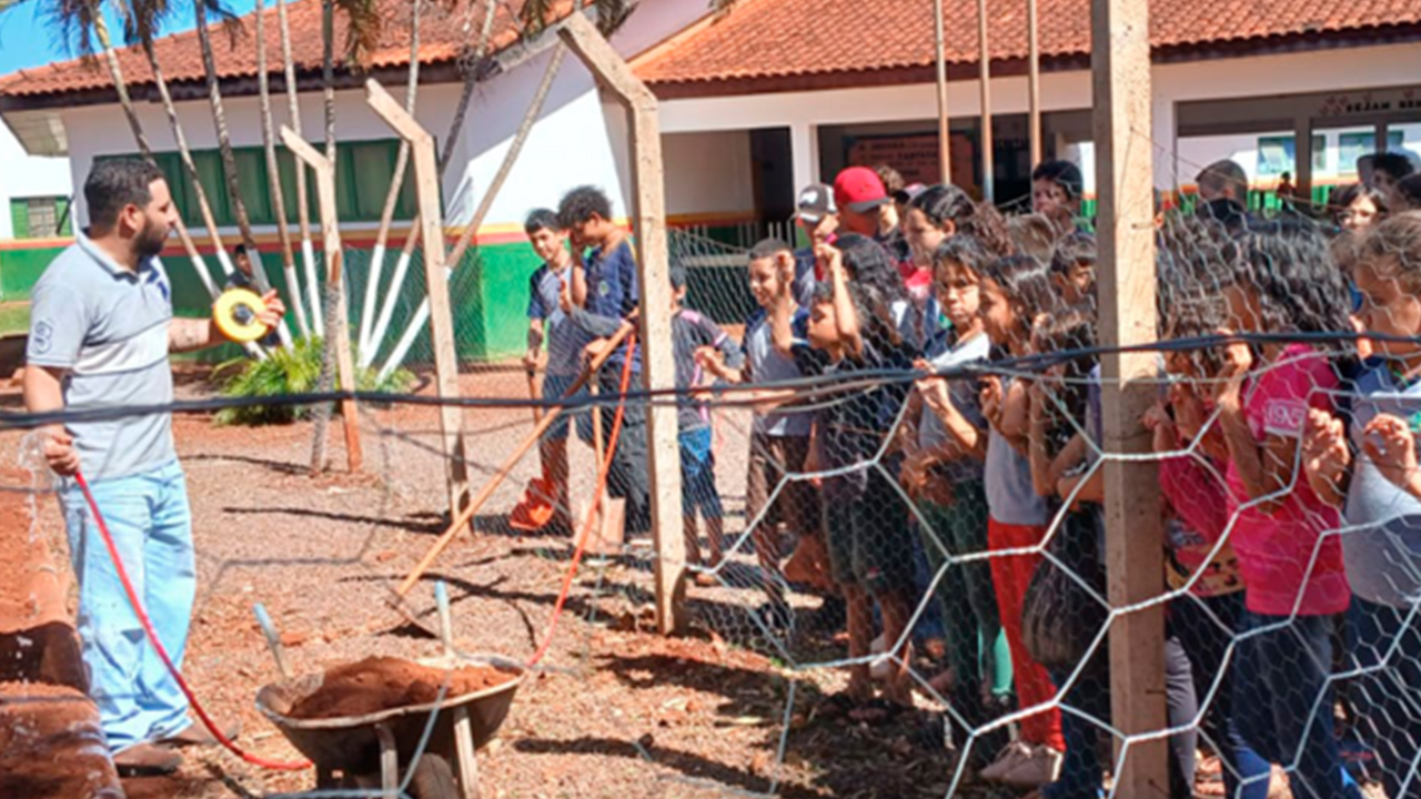 Ex-aluno retorna à escola e inspira estudantes em projeto de horta educativa em Sidrolândia