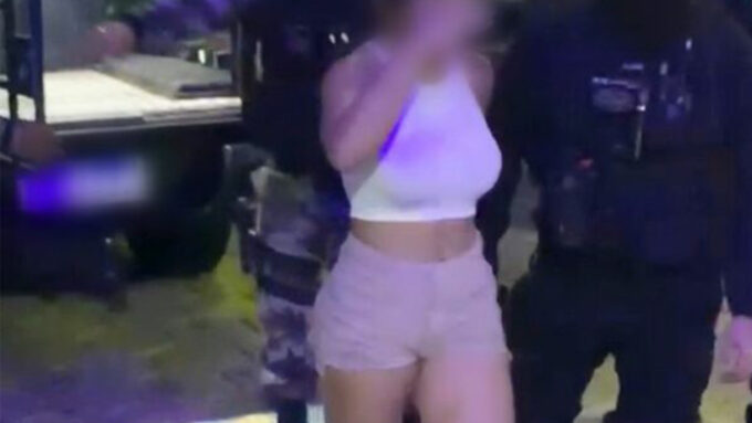 Mulher é presa após forçar um jovem a pegar em suas partes íntimas em praça