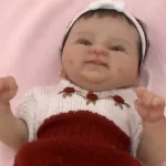 Mulher pede afastamento para cuidar de bebê reborn e é demitida