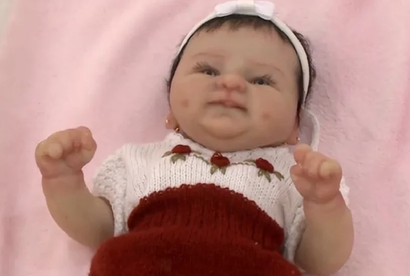 Mulher pede afastamento para cuidar de bebê reborn e é demitida