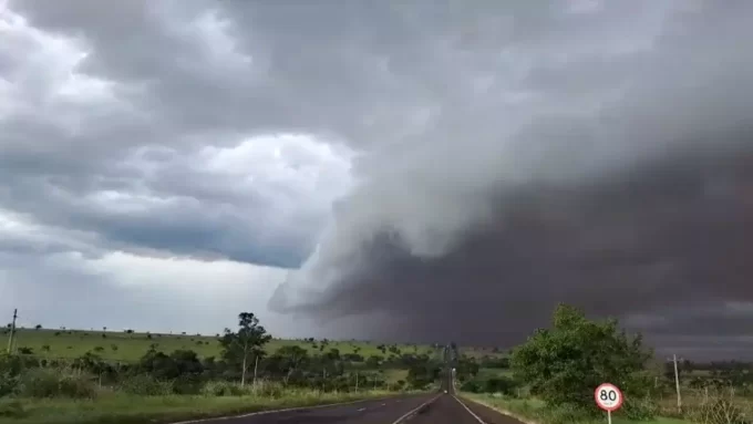 Previsão de tempestade deixa 11 cidades de MS em alerta; confira