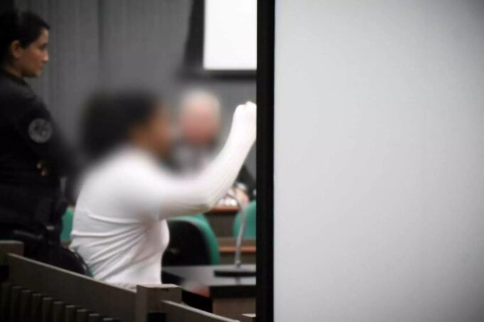 Mãe acusada por matar filha diz que achava bebê “possuída por demônios”