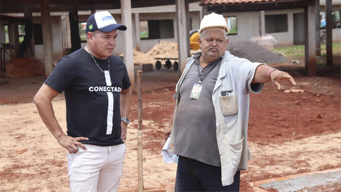 Vereador Otacir Figueredo visita obra da escola municipal Beniguino Escobar, em Sidrolândia