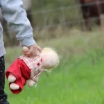 Pai leva filha adolescente a motel e abusa dela junto com namorada