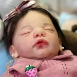 Empresa nega licença-maternidade para funcionária dona de bebê reborn e caso vai para a Justiça