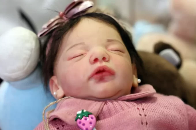 Empresa nega licença-maternidade para funcionária dona de bebê reborn e caso vai para a Justiça