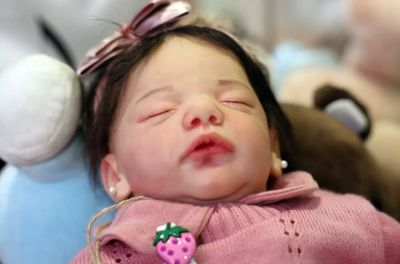 Empresa nega licença-maternidade para funcionária dona de bebê reborn e caso vai para a Justiça