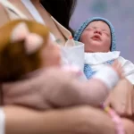 Homem é preso após agredir neném de quatro meses achando que era bebê reborn