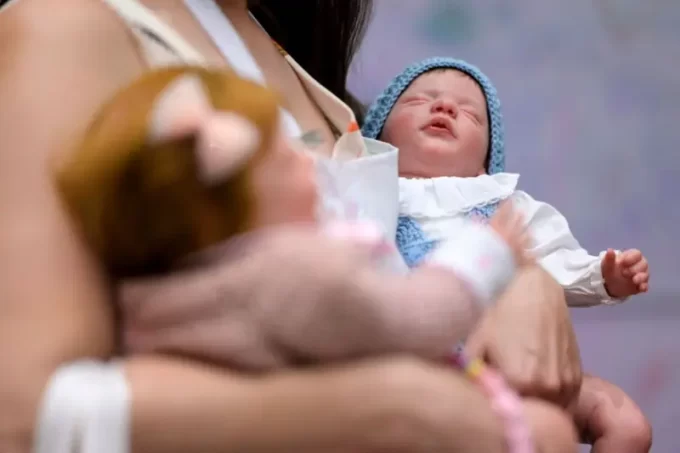 Homem é preso após agredir neném de quatro meses achando que era bebê reborn