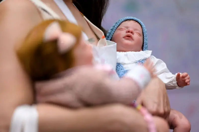 Homem é preso após agredir neném de quatro meses achando que era bebê reborn