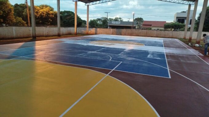 Prefeitura de Sidrolândia realiza pintura da quadra da Escola Municipal Natália Moraes de Oliveira