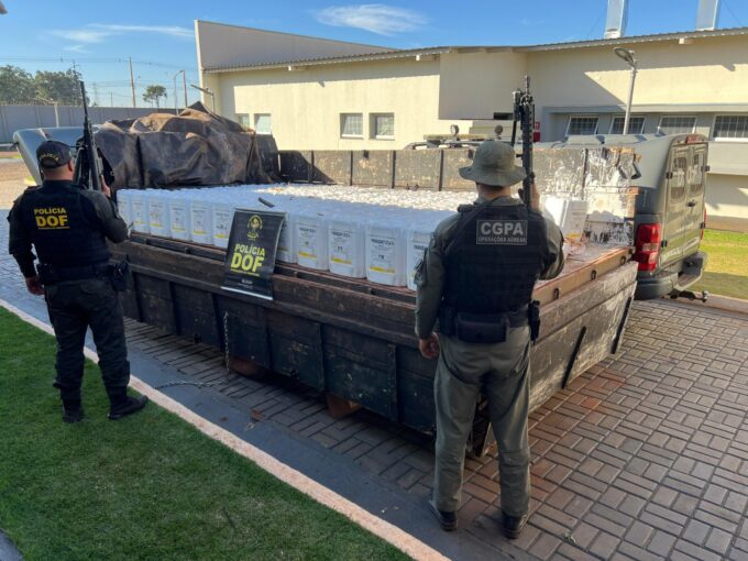 Ação conjunta entre DOF, CGPA e PM resulta na apreensão de caminhonete carregada de agrotóxicos em Caarapó