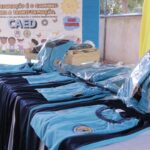 Alunos da Escola Cívico-Militar de Anastácio recebem kits de uniformes escolares