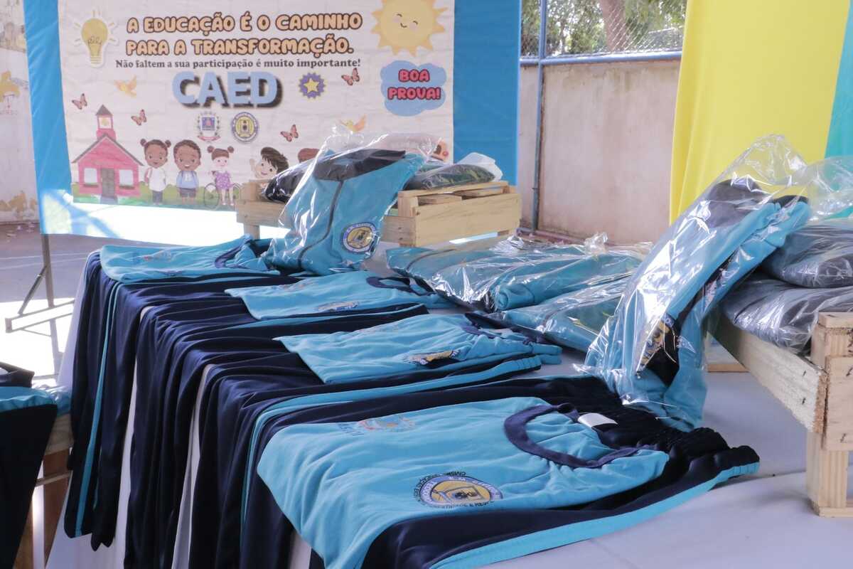 Alunos da Escola Cívico-Militar de Anastácio recebem kits de uniformes escolares