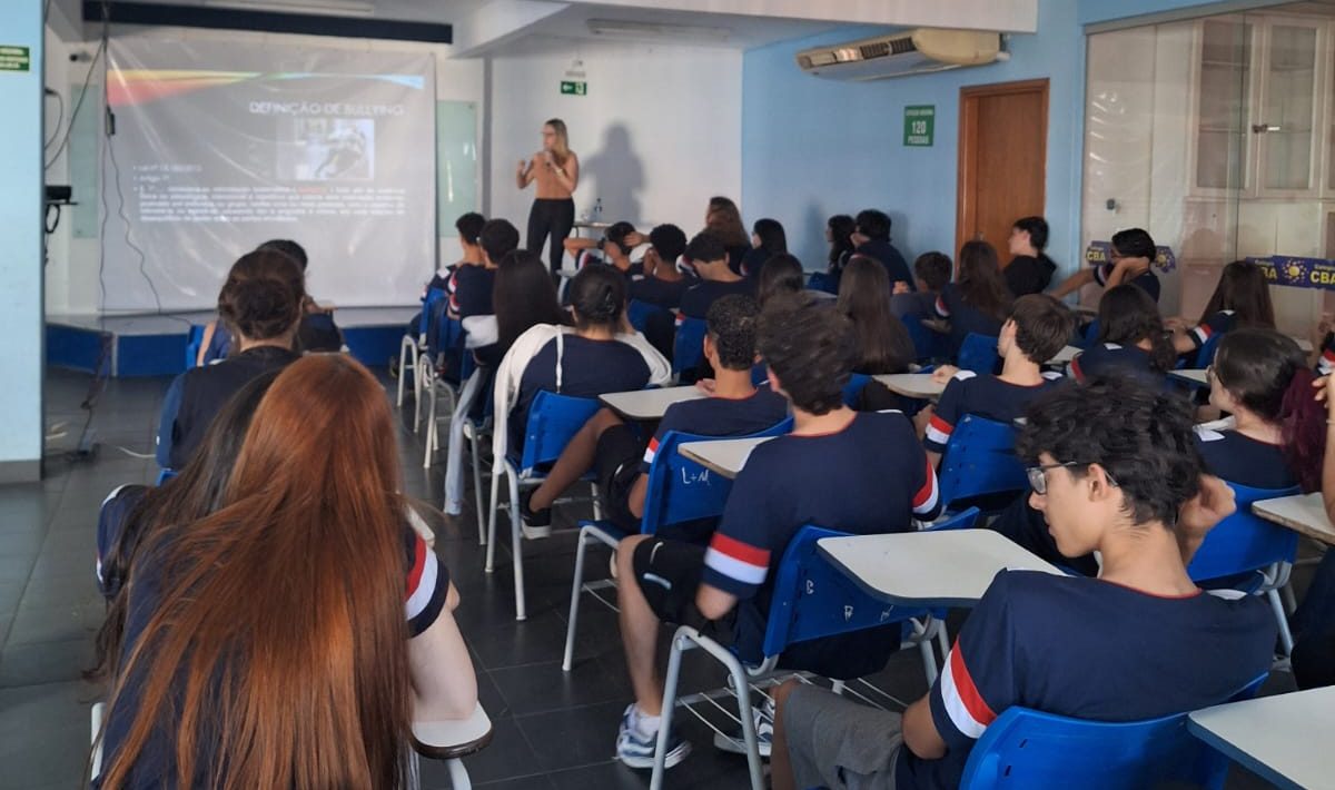 Alunos de colégio da Capital participam de palestra com o tema bullying e cyberbullying