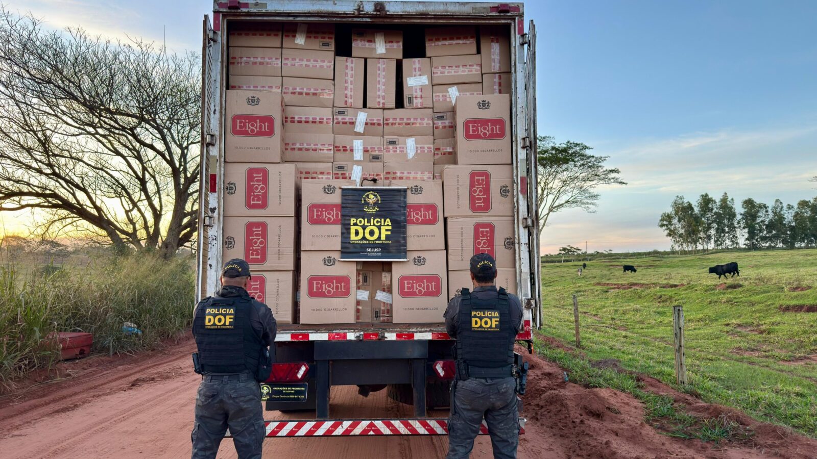 DOF apreende caminhão com 30 mil pacotes de cigarros contrabandeados em Mundo Novo